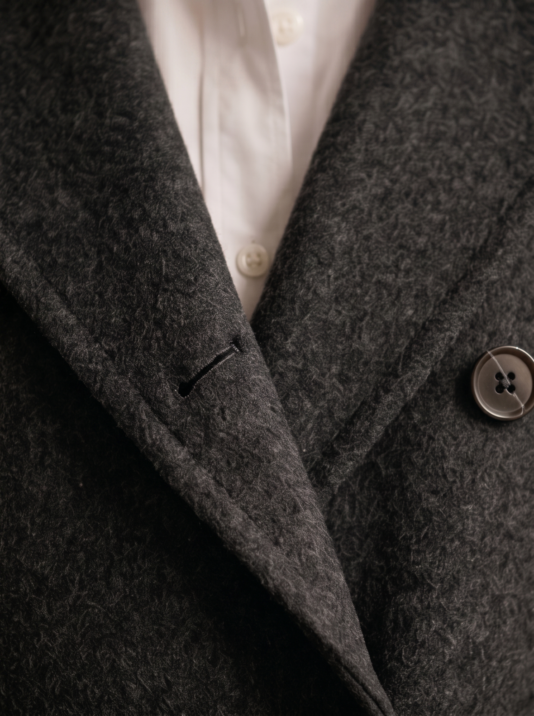 Col bouton gris