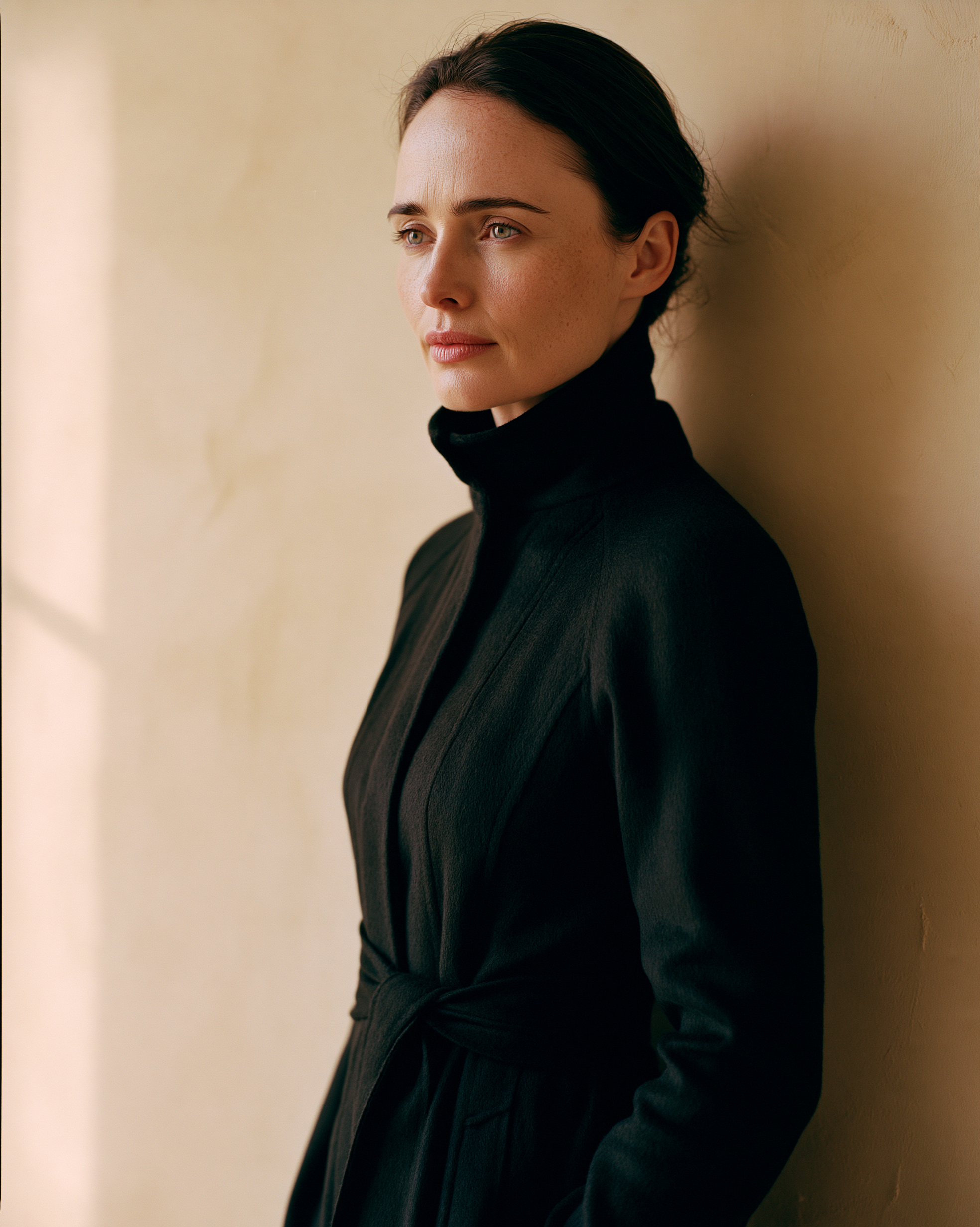 Portrait éditorial — manteau col cheminée Atelier MAUDÉ, détail matière
